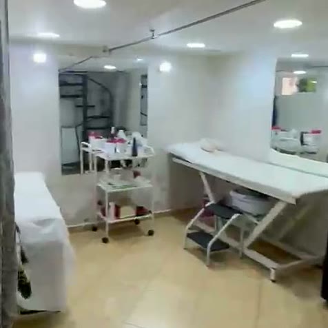 Cabine avec deux tables de soin